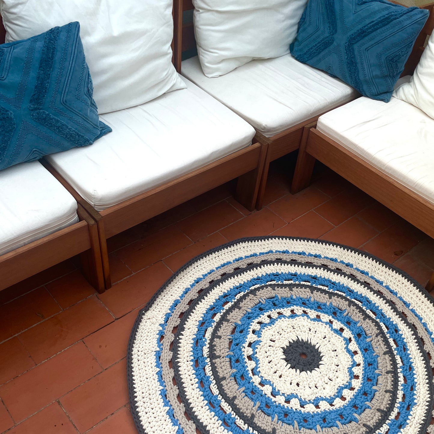 CROCHET RUG BLUE
